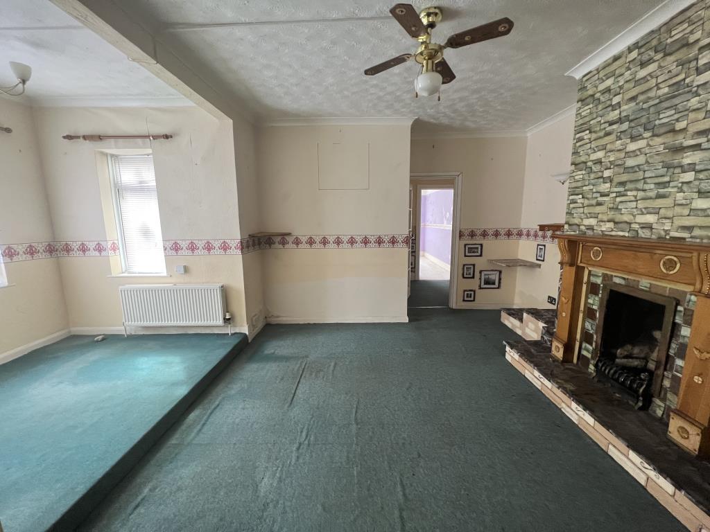 Lot: 116 - FLAT FOR REPAIR AND REFURBISHMENT - General view of living room